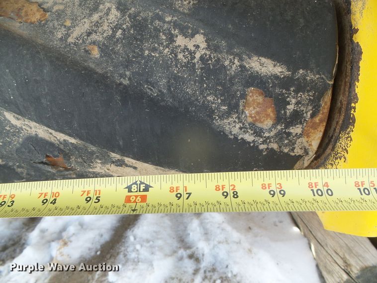 image for item DG8472 2013 New Holland 18HS  double sickle windrower head