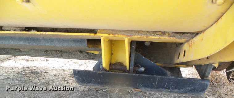 image for item DG8472 2013 New Holland 18HS  double sickle windrower head