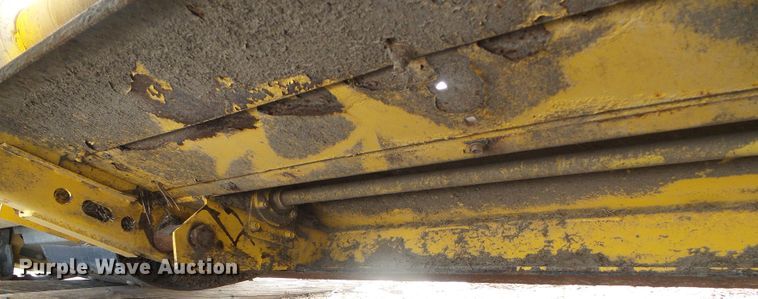 image for item DG8472 2013 New Holland 18HS  double sickle windrower head