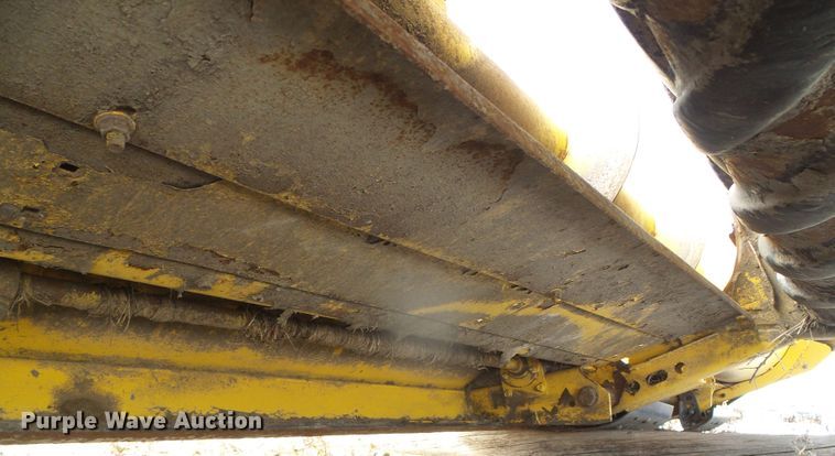 image for item DG8472 2013 New Holland 18HS  double sickle windrower head