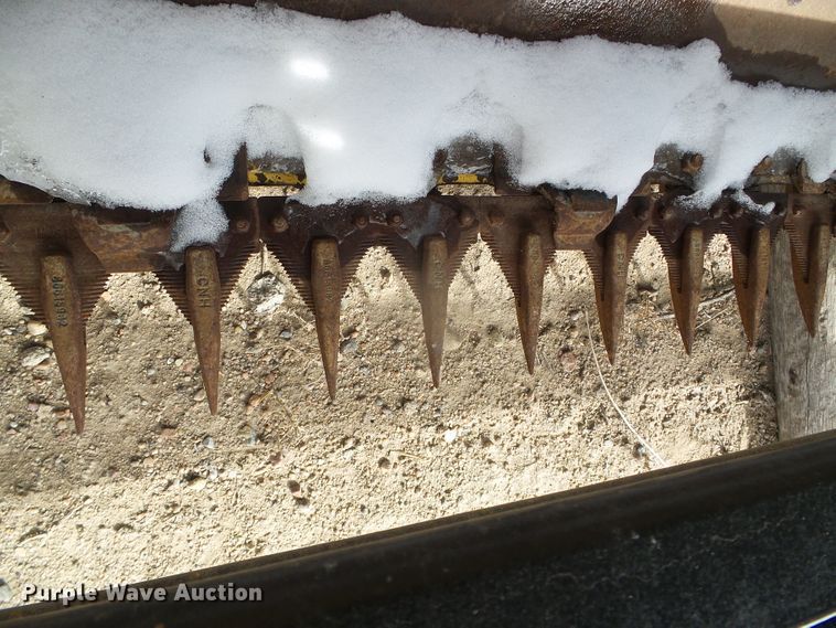 image for item DG8472 2013 New Holland 18HS  double sickle windrower head