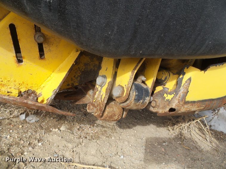 image for item DG8472 2013 New Holland 18HS  double sickle windrower head