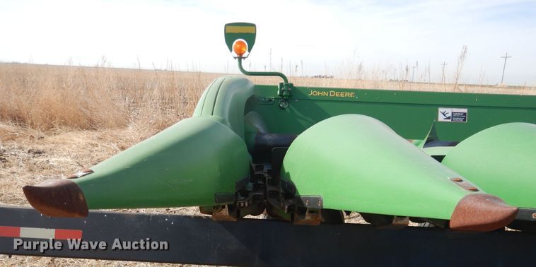 image for item DI3692 2009 John Deere 612C  corn head