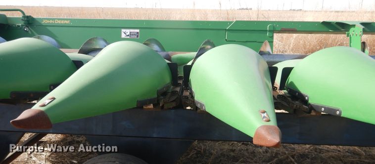 image for item DI3692 2009 John Deere 612C  corn head