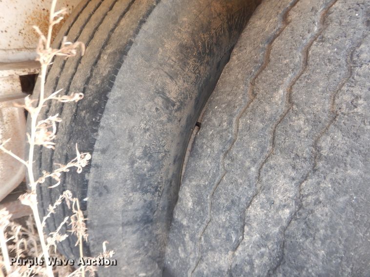 image for item DI3699 1982 Vulcan FTD65-625A drop deck nurse tank trailer