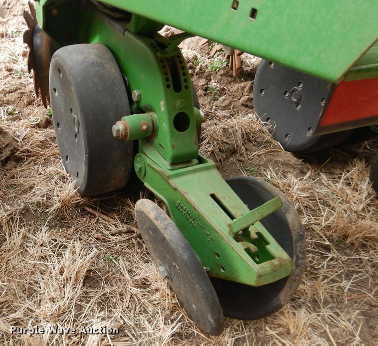 image for item DI3700 John Deere 7300  no-till planter