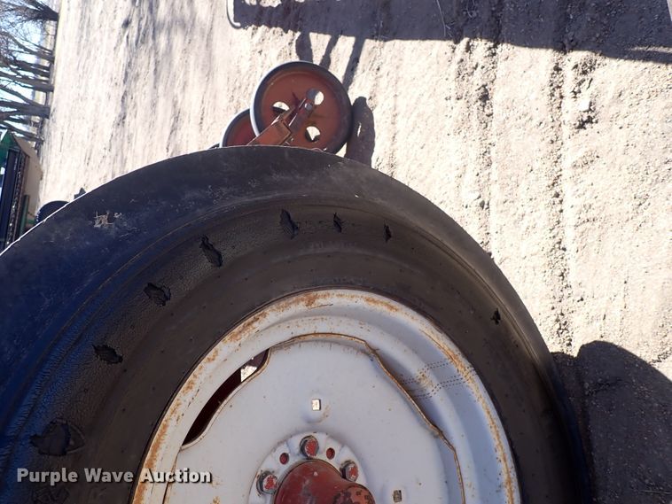 image for item DJ0110 (2) International 510 grain drills