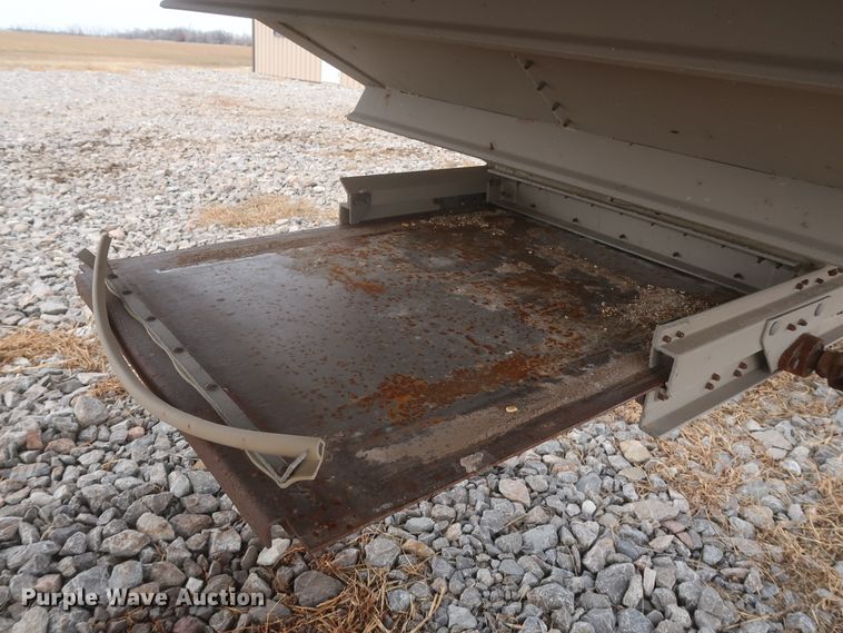 image for item DJ2314 2010 Wilson DWH-500 Pace Setter grain trailer