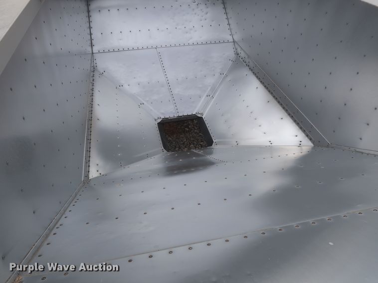 image for item DJ2314 2010 Wilson DWH-500 Pace Setter grain trailer