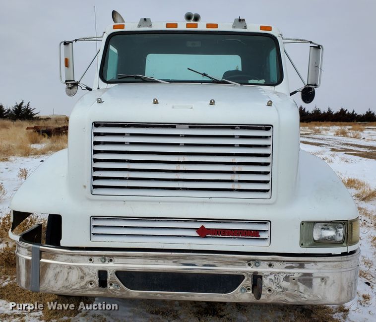 image for item EY9629 1989 International 8300  semi truck