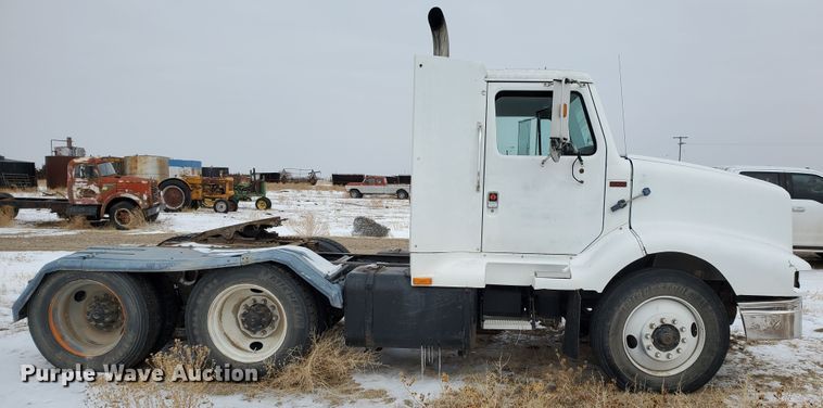 image for item EY9629 1989 International 8300  semi truck