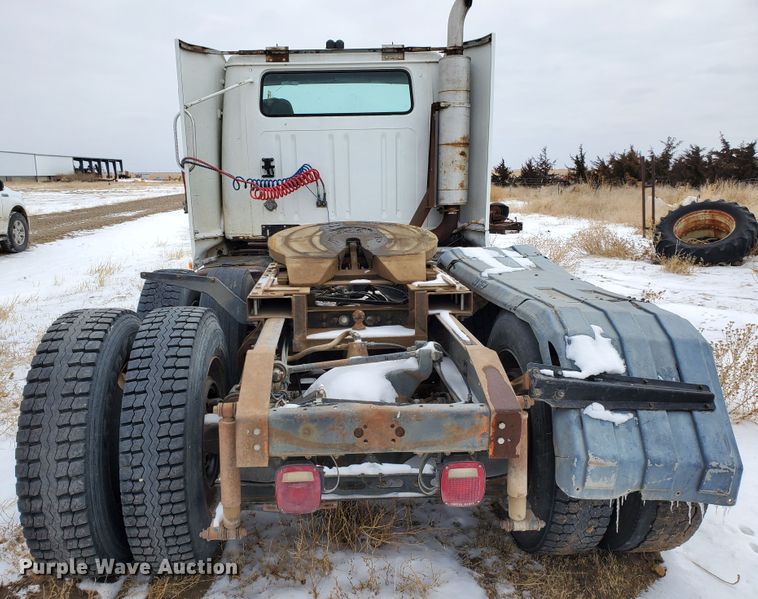 image for item EY9629 1989 International 8300  semi truck
