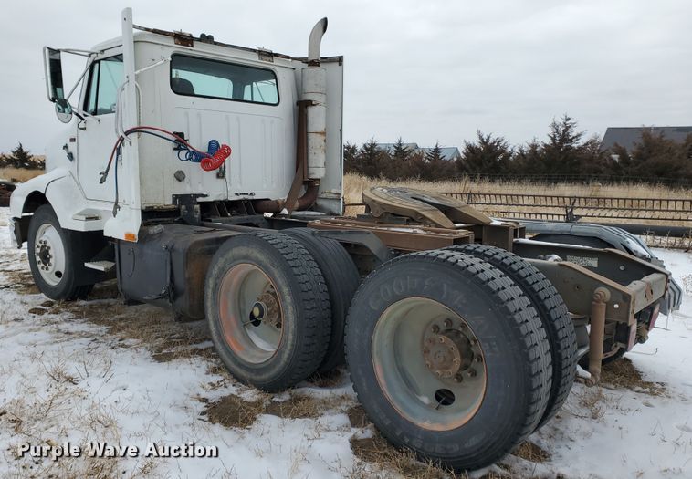image for item EY9629 1989 International 8300  semi truck