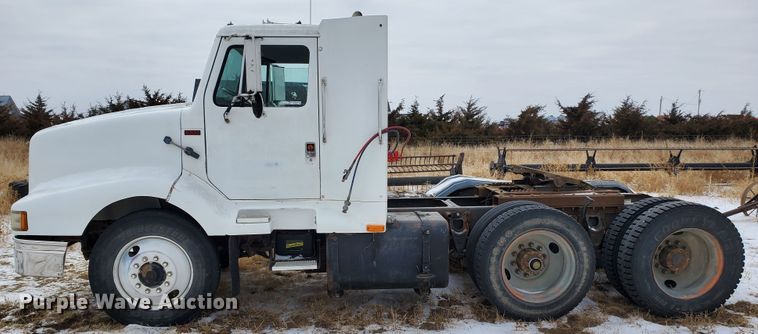 image for item EY9629 1989 International 8300  semi truck