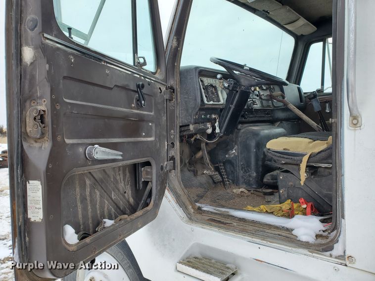 image for item EY9629 1989 International 8300  semi truck