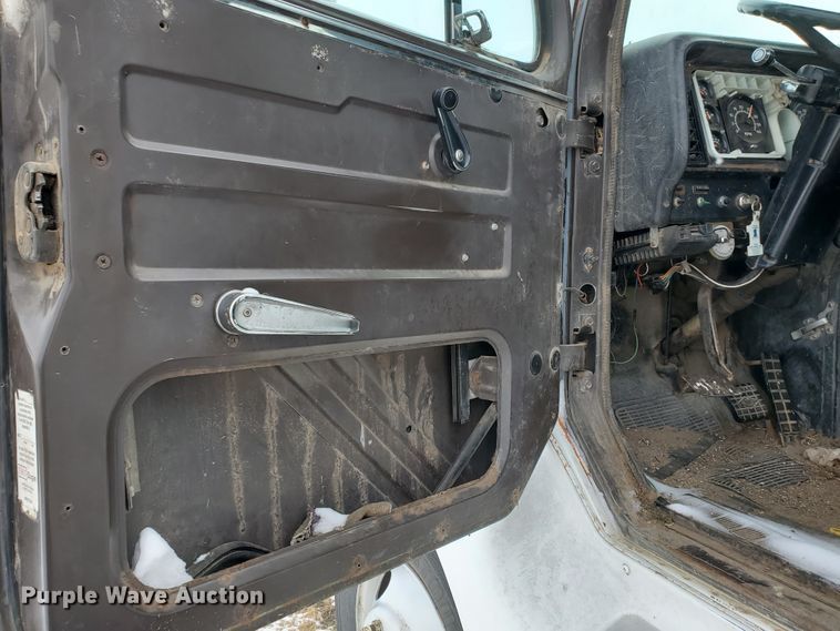 image for item EY9629 1989 International 8300  semi truck