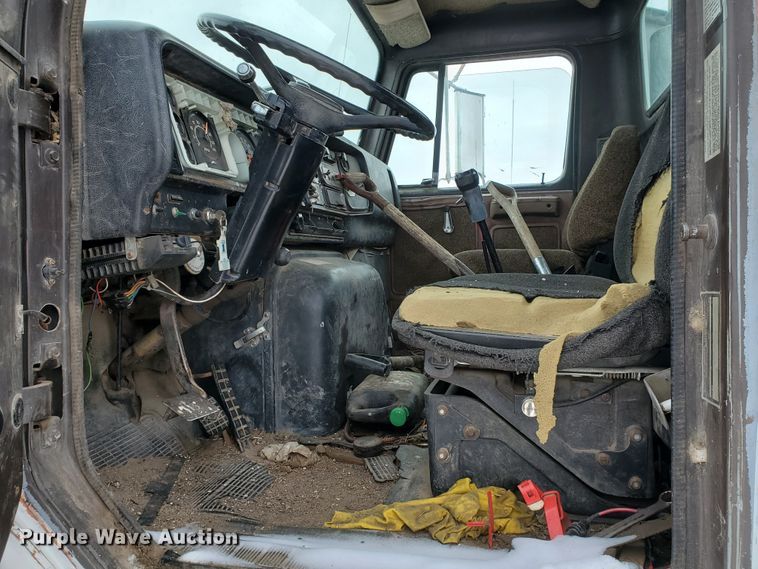 image for item EY9629 1989 International 8300  semi truck