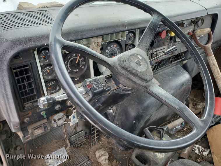 image for item EY9629 1989 International 8300  semi truck