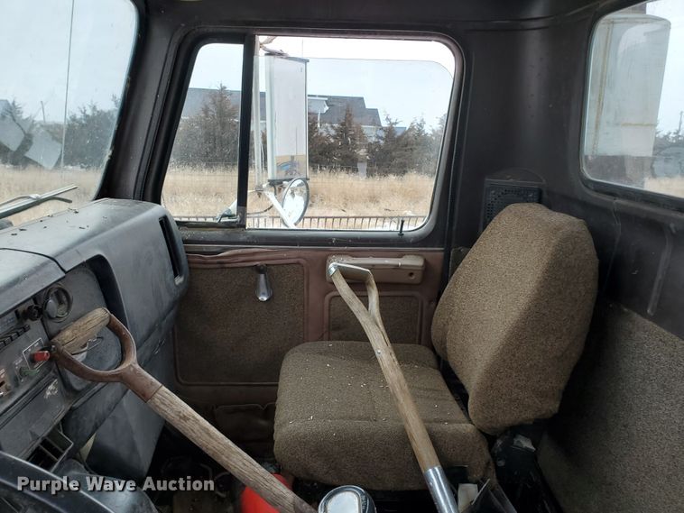 image for item EY9629 1989 International 8300  semi truck