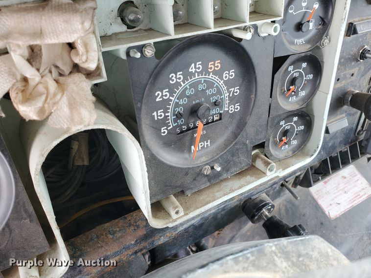 image for item EY9629 1989 International 8300  semi truck