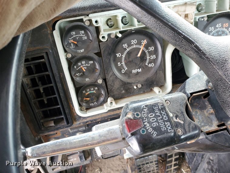 image for item EY9629 1989 International 8300  semi truck