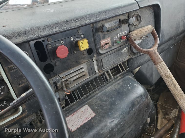 image for item EY9629 1989 International 8300  semi truck