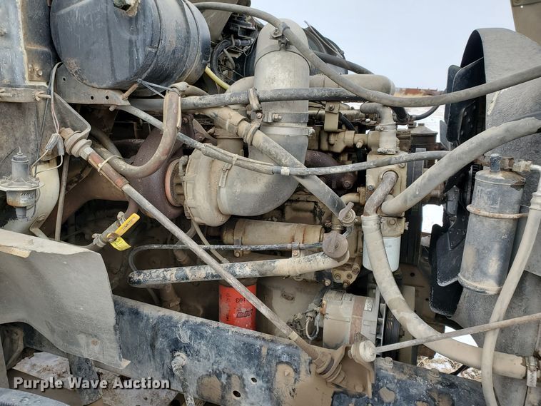 image for item EY9629 1989 International 8300  semi truck