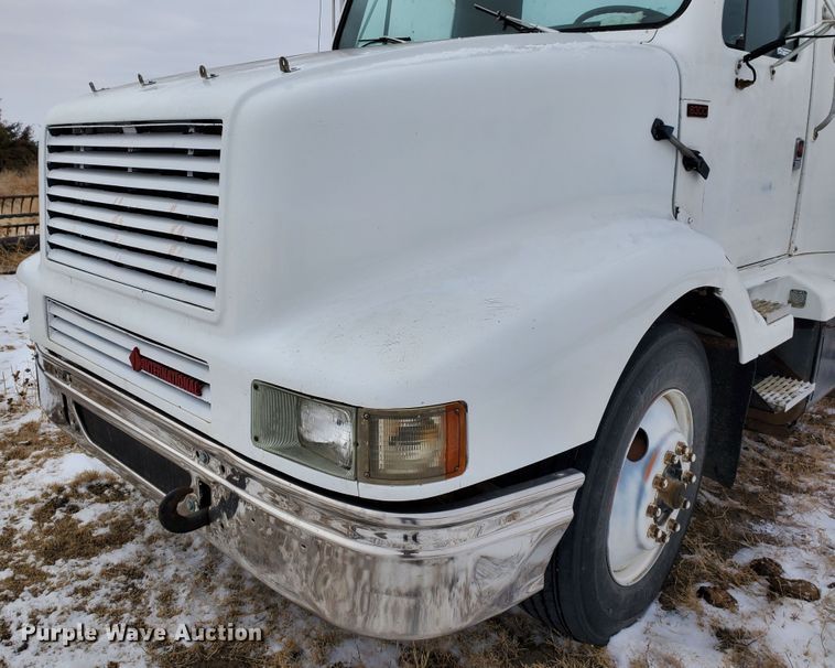 image for item EY9629 1989 International 8300  semi truck