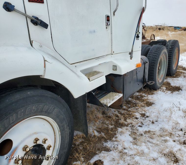 image for item EY9629 1989 International 8300  semi truck