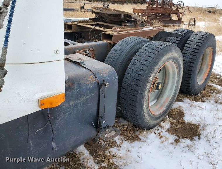 image for item EY9629 1989 International 8300  semi truck