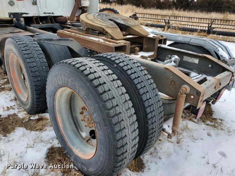 image for item EY9629 1989 International 8300  semi truck