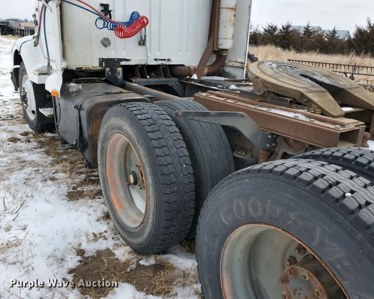 image for item EY9629 1989 International 8300  semi truck