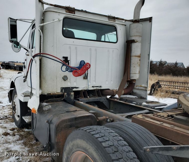 image for item EY9629 1989 International 8300  semi truck