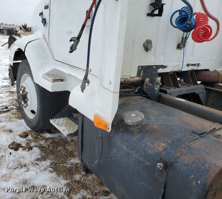 image for item EY9629 1989 International 8300  semi truck