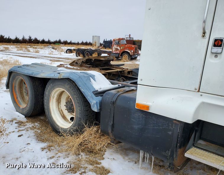 image for item EY9629 1989 International 8300  semi truck