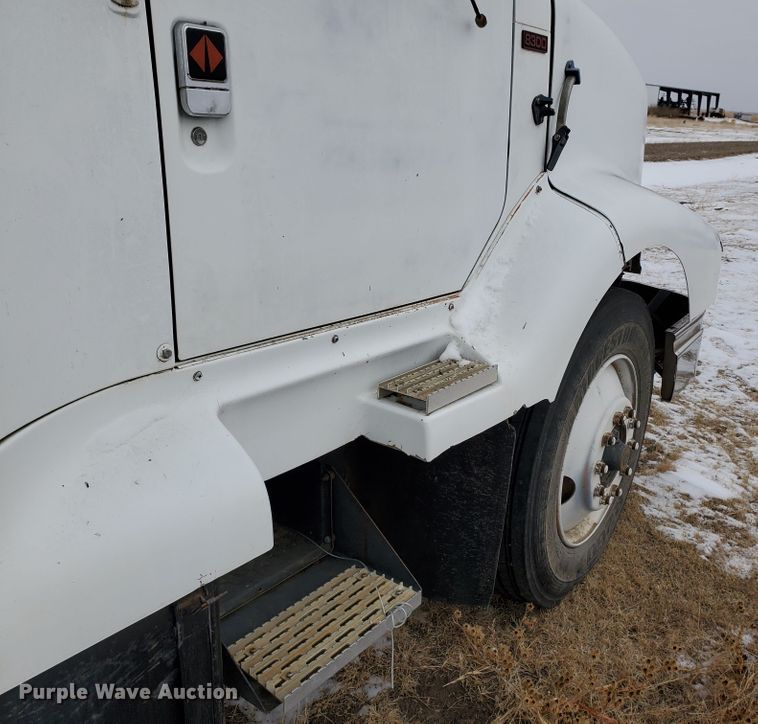 image for item EY9629 1989 International 8300  semi truck