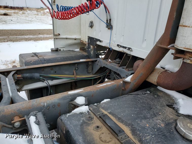 image for item EY9629 1989 International 8300  semi truck