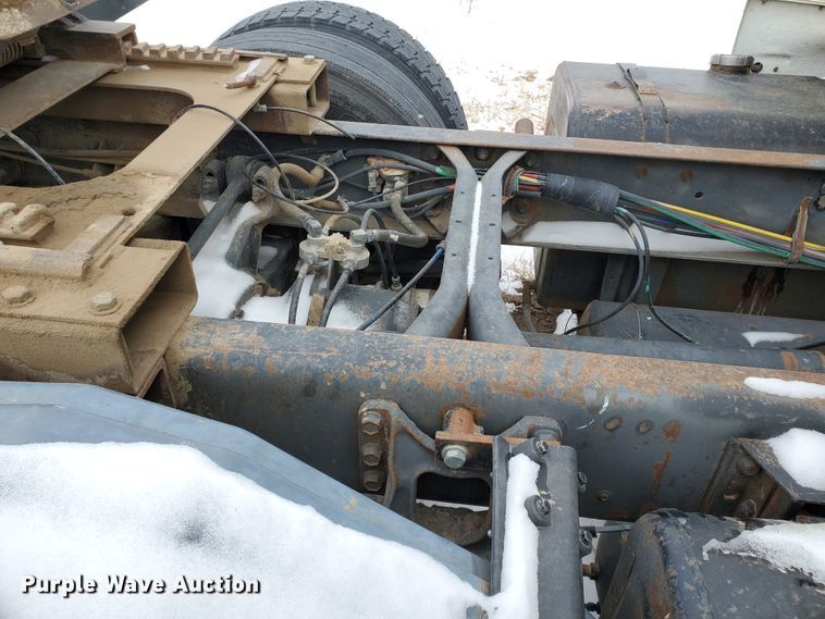 image for item EY9629 1989 International 8300  semi truck