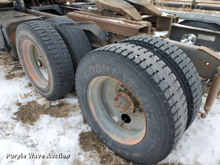 image for item EY9629 1989 International 8300  semi truck