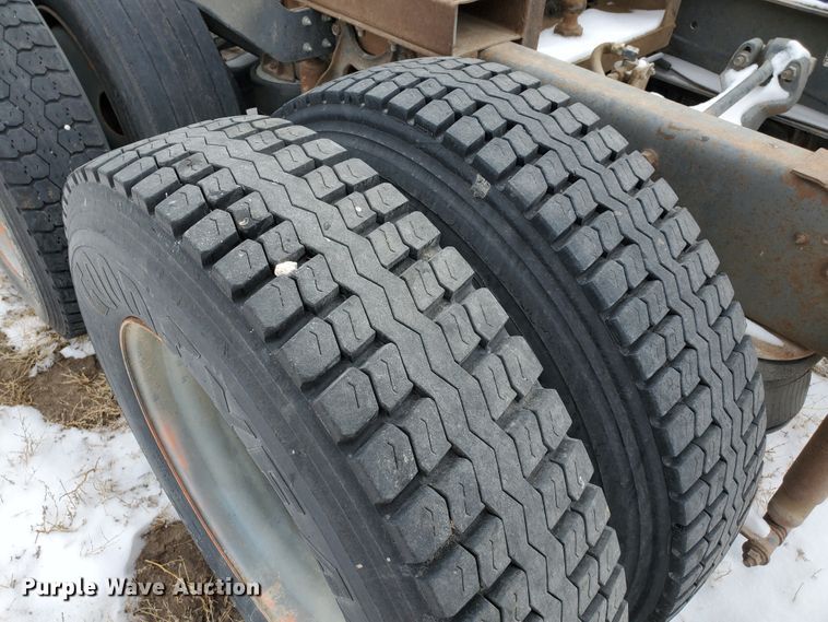 image for item EY9629 1989 International 8300  semi truck