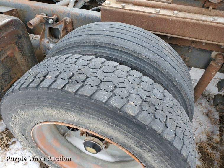 image for item EY9629 1989 International 8300  semi truck