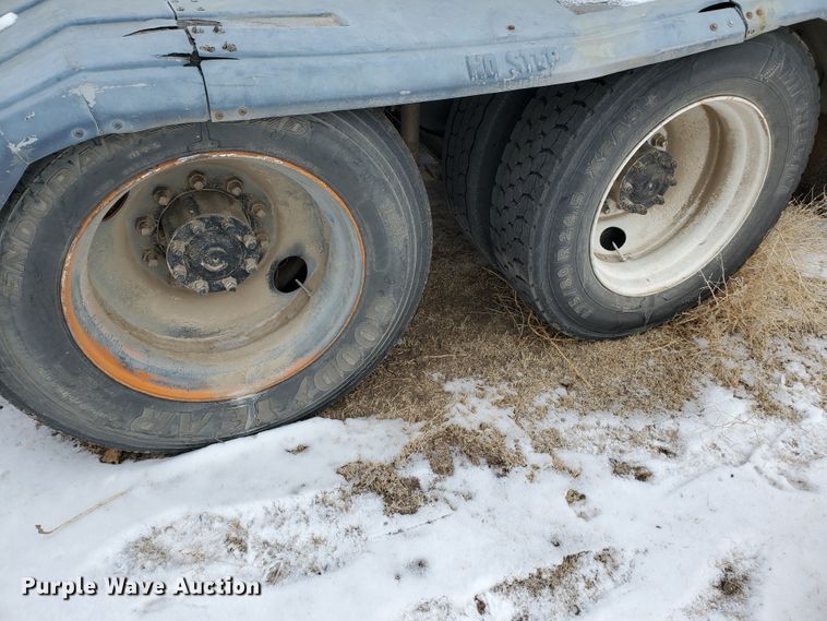 image for item EY9629 1989 International 8300  semi truck