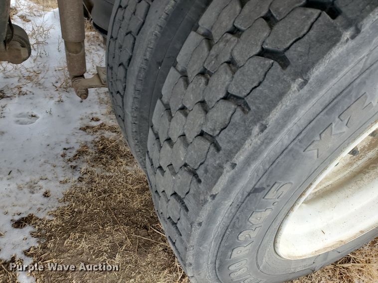 image for item EY9629 1989 International 8300  semi truck