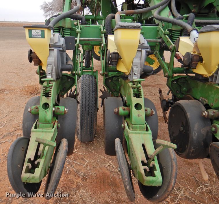 image for item HN9112 2005 John Deere 1790 CCS  planter