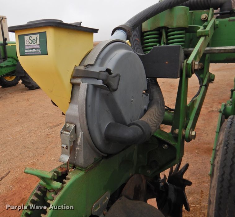 image for item HN9112 2005 John Deere 1790 CCS  planter