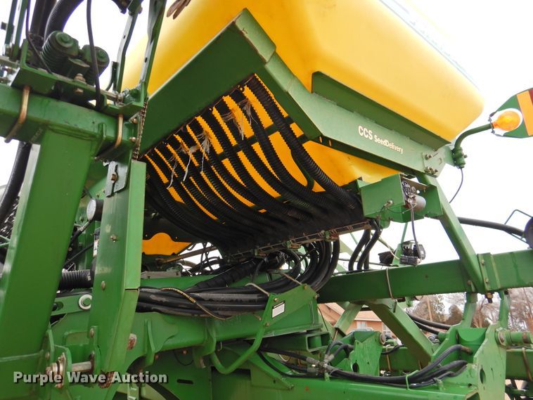 image for item HN9112 2005 John Deere 1790 CCS  planter
