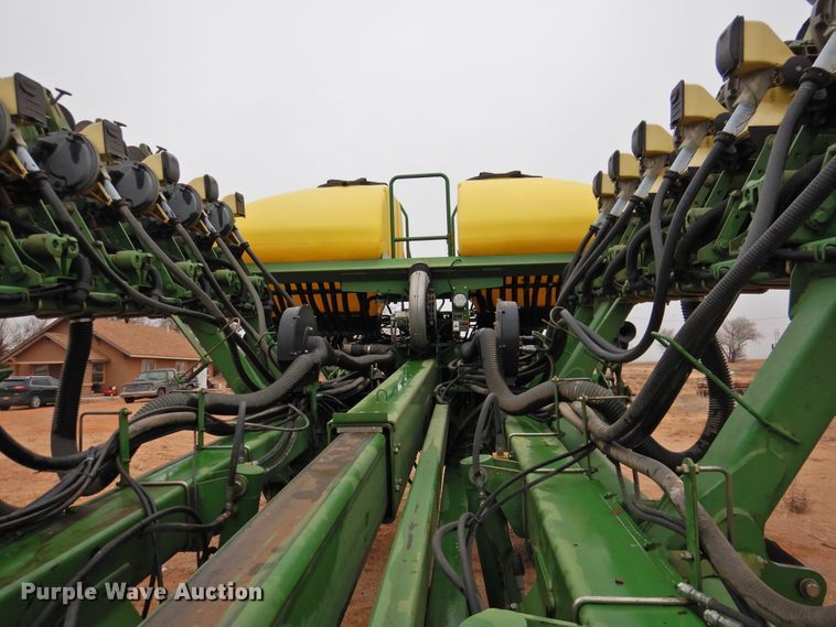 image for item HN9112 2005 John Deere 1790 CCS  planter