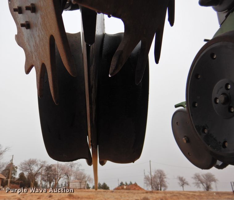 image for item HN9112 2005 John Deere 1790 CCS  planter