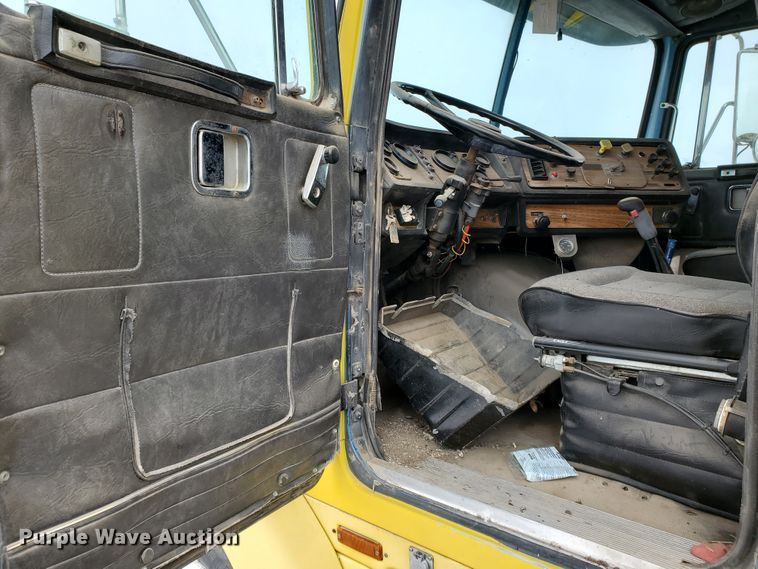 image for item HW9671 1989 White GMC WIA  semi truck