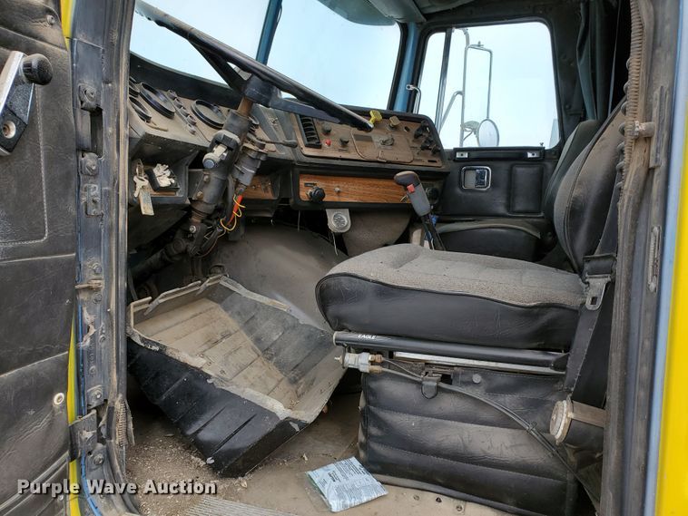 image for item HW9671 1989 White GMC WIA  semi truck